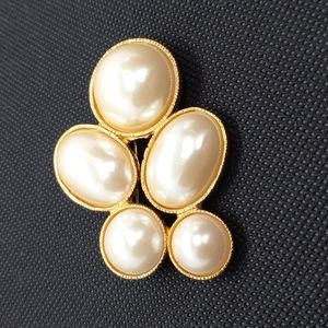 Classic Beverley Hamburg Gold Tone and Large Faux Pearl Brooch